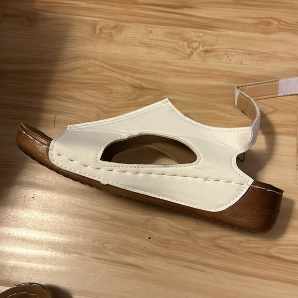 EUC,WHITE sandals,size 8M,worn once,very lightweight,faux LEATHER, Velcro strap - Picture 11 of 13